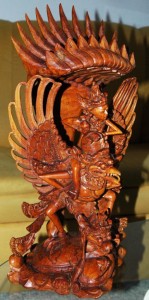 Een oude Garuda van djati-hout.