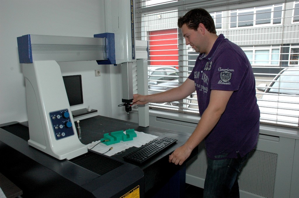 De Mitutoyo 3D meetmachine, een stevige investering, maar grote toegevoegde waarde. Maarten demonstreert.