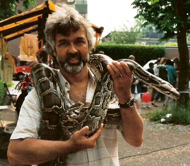 Schrijver en beheerder van deze website, Bart Laurens, tijdens zijn Reptilionperiode met een van de Tijgerpythons.