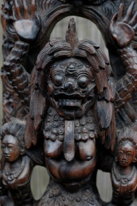De kleuren wit, zwart en rood horen bij Rangda en bij Kali. In bepaalde gebieden op Bali wordt Rangda als beschermende kracht gezien. Het materiaal is coromandel en het beeld is niet gesigneerd.