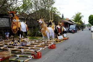 Het treffen van de voorbereidingen voor een massacrematie op Bali