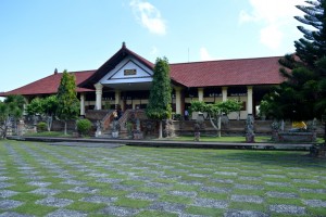 Het langwerpige Semarajaya museum is gevestigd in een fraai gebouw met een groot plein er voor.