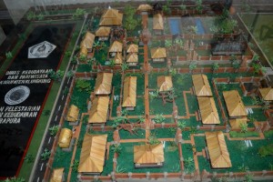 Het langwerpige Semarajaya museum is gevestigd in een fraai gebouw met een groot plein er voor.