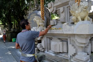 Ten noorden van Ubud, op ongeveer 40 minuten rijden, vind je bij het dorp Tampak Siring het prachtige tempelcomplex Tirta Empul, de tempel van het heilige water.